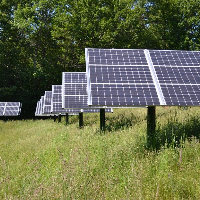 太陽光発電システムを構成する太陽光発電パネルと蓄電池